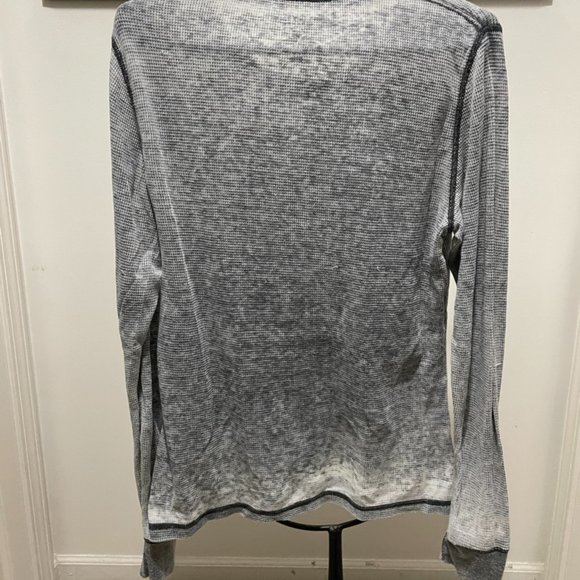 Detroit Red Wings Shirt. - Picture 2 of 2